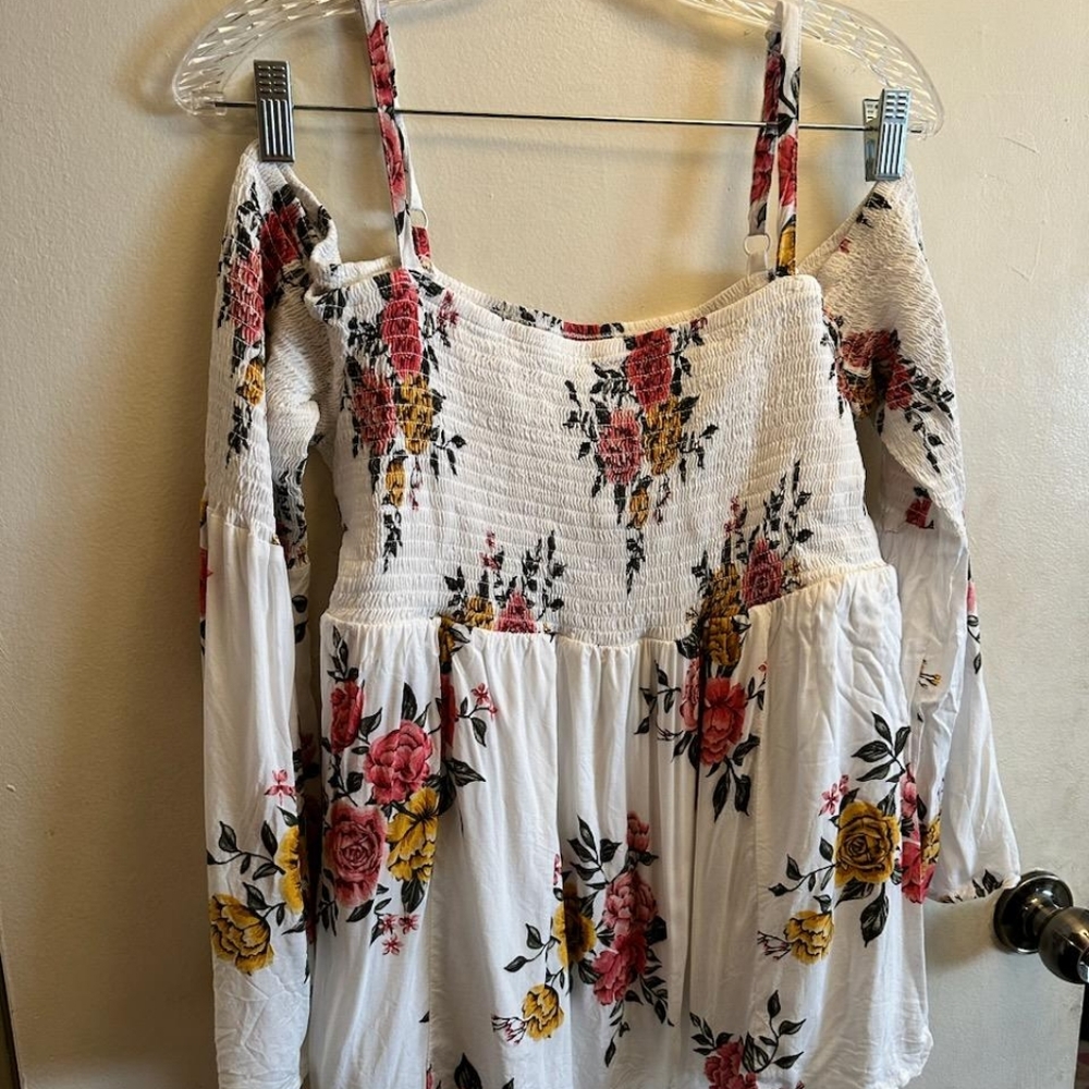White bell sleeve cold shoulder top with flowers. Size 00